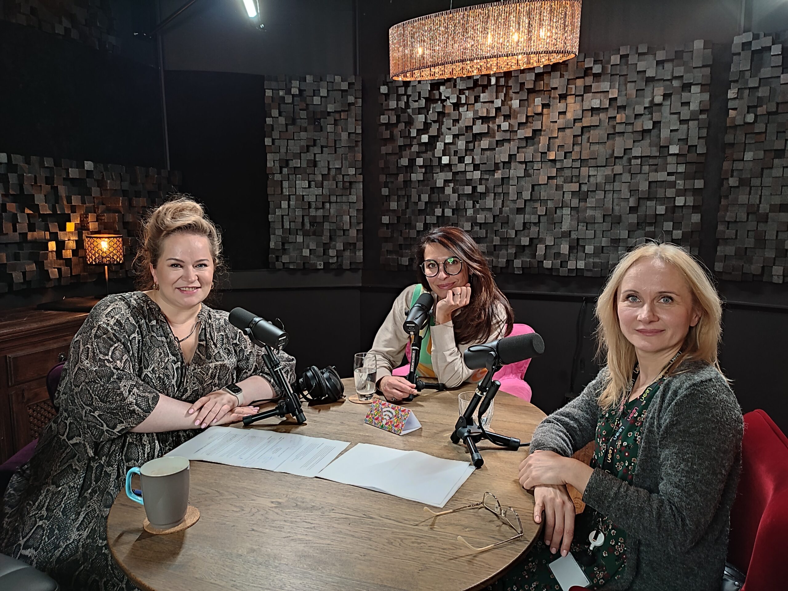 Podcast Sukces Pisany Szminką, na zdjęciu Olga Kozierowska, Ela Bonda i Edyta Wojtkiewicz
