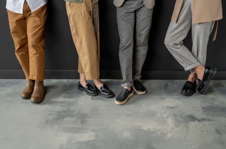 Zdjęcie nóg kilku osób w różnych eleganckich butach (advertorial)