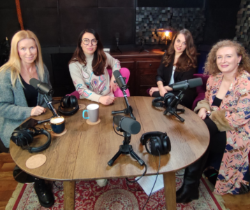 Podcast Sukces Pisany Szminką: Intuicja - jaki ma wpływ na nasze decyzje w biznesie? Na zdjęciu od lewej: Alina Adamowicz, Olga Kozierowska, Natalia Jaźwierska i Beata Czyrko.