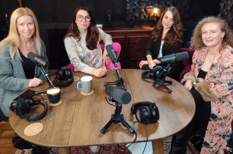 Podcast Sukces Pisany Szminką: Intuicja - jaki ma wpływ na nasze decyzje w biznesie? Na zdjęciu od lewej: Alina Adamowicz, Olga Kozierowska, Natalia Jaźwierska i Beata Czyrko.