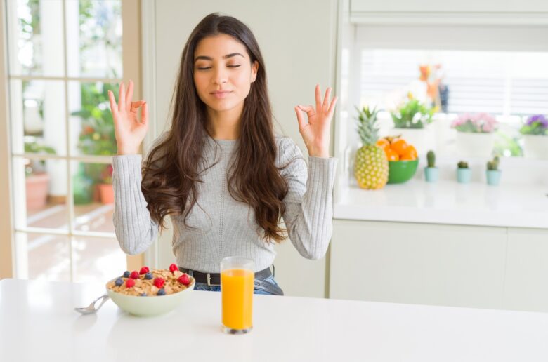 Kobieta przy śniadaniu (advertorial) Kobieta przy śniadaniu (advertorial)