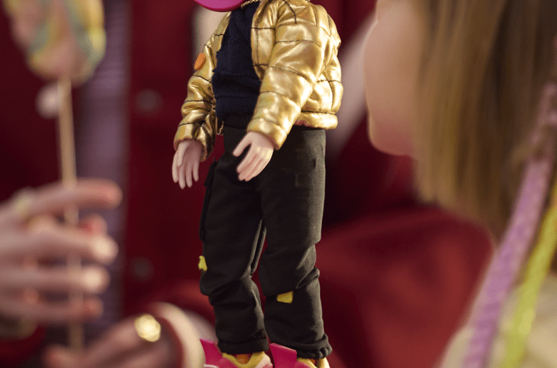 Interaktywna lalka i GenAI stawiają czoła stereotypom.