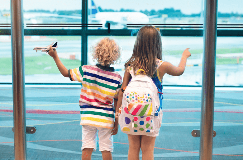 O czym warto pamiętać, gdy podróżujemy z dzieckiem samolotem, autem lub pociągiem?