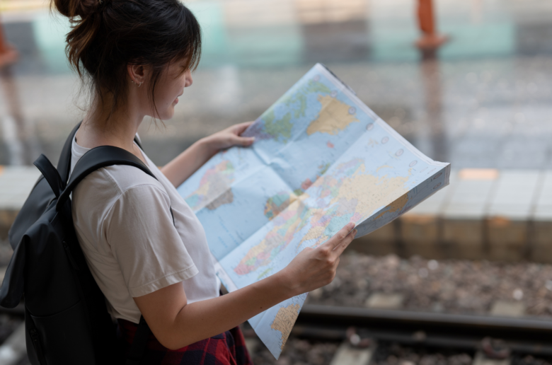 Kobieta czytająca mapę