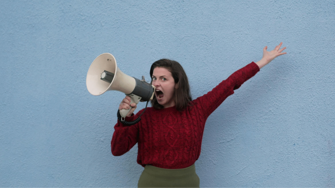 Kobieta z megafonem