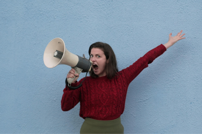 Kobieta z megafonem