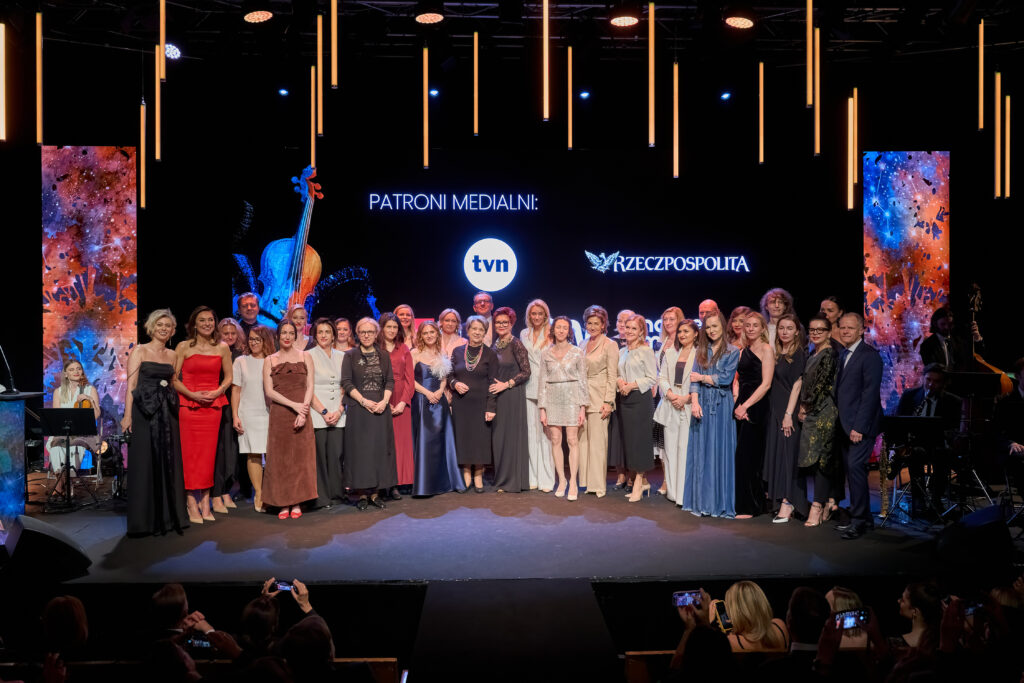 Co trzecia Polka po urodzeniu dziecka ma mniejsze szanse na nową pracę, a co czwarta – na awans. Znamy laureatki i laureatów XVII edycji konkursu Sukces Pisany Szminką!