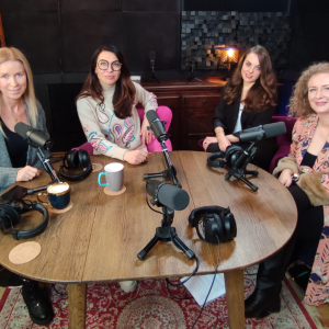 Podcast Sukces Pisany Szminką: Intuicja - jaki ma wpływ na nasze decyzje w biznesie? Na zdjęciu od lewej: Alina Adamowicz, Olga Kozierowska, Natalia Jaźwierska i Beata Czyrko.