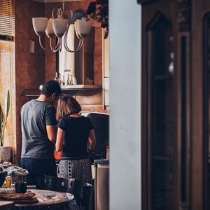 Kobieta i mężczyzna w kuchni