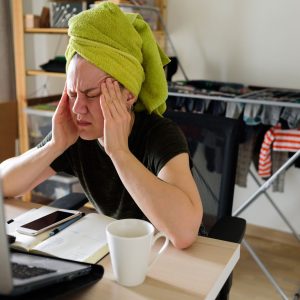 Kobieta na home office z ręcznikiem na głowie (Foto. Canva Pro)