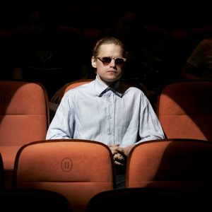 Osoba niewidoma na fotelach kinych