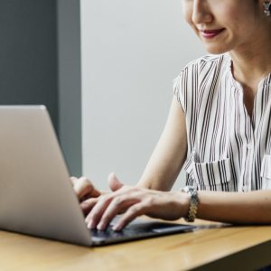 Kobieta z laptopem przy biurku