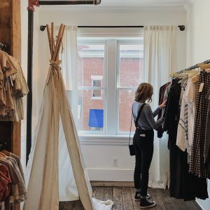 Kobieta oglądająca ubrania w sklepie